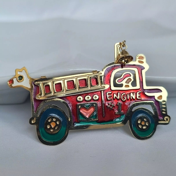 Two Hands Firefighter Firetruck Engine Enamel Pin Brooch Bell Fire Truck Vintage - Picture 1 of 4